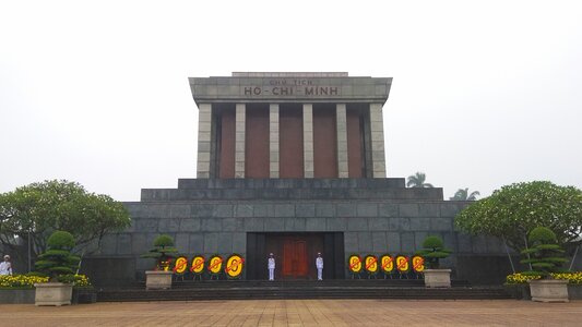 Lăng Bác (Ho Chi Minh Mausoleum)